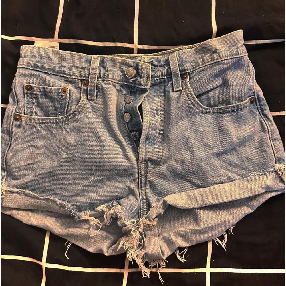 LEVI DISTRESSED SHORTS